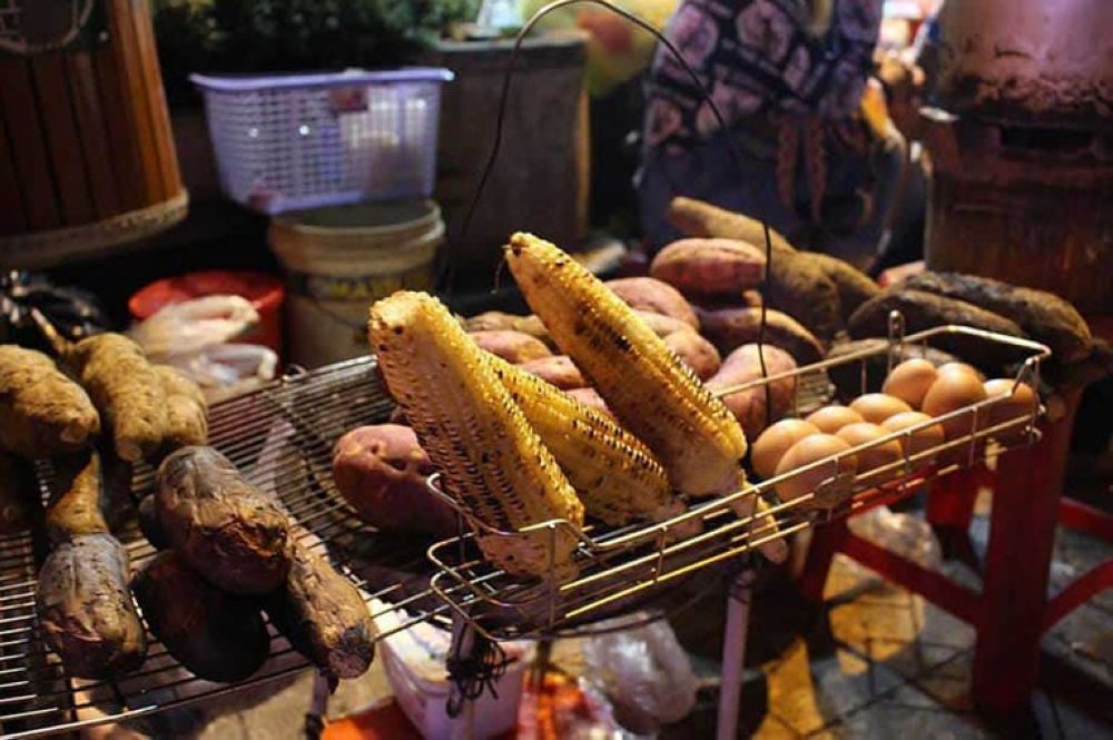 Bắp và khoai nướng là những món ăn vặt đặc sản không thể bỏ qua khi đến Đà Lạt